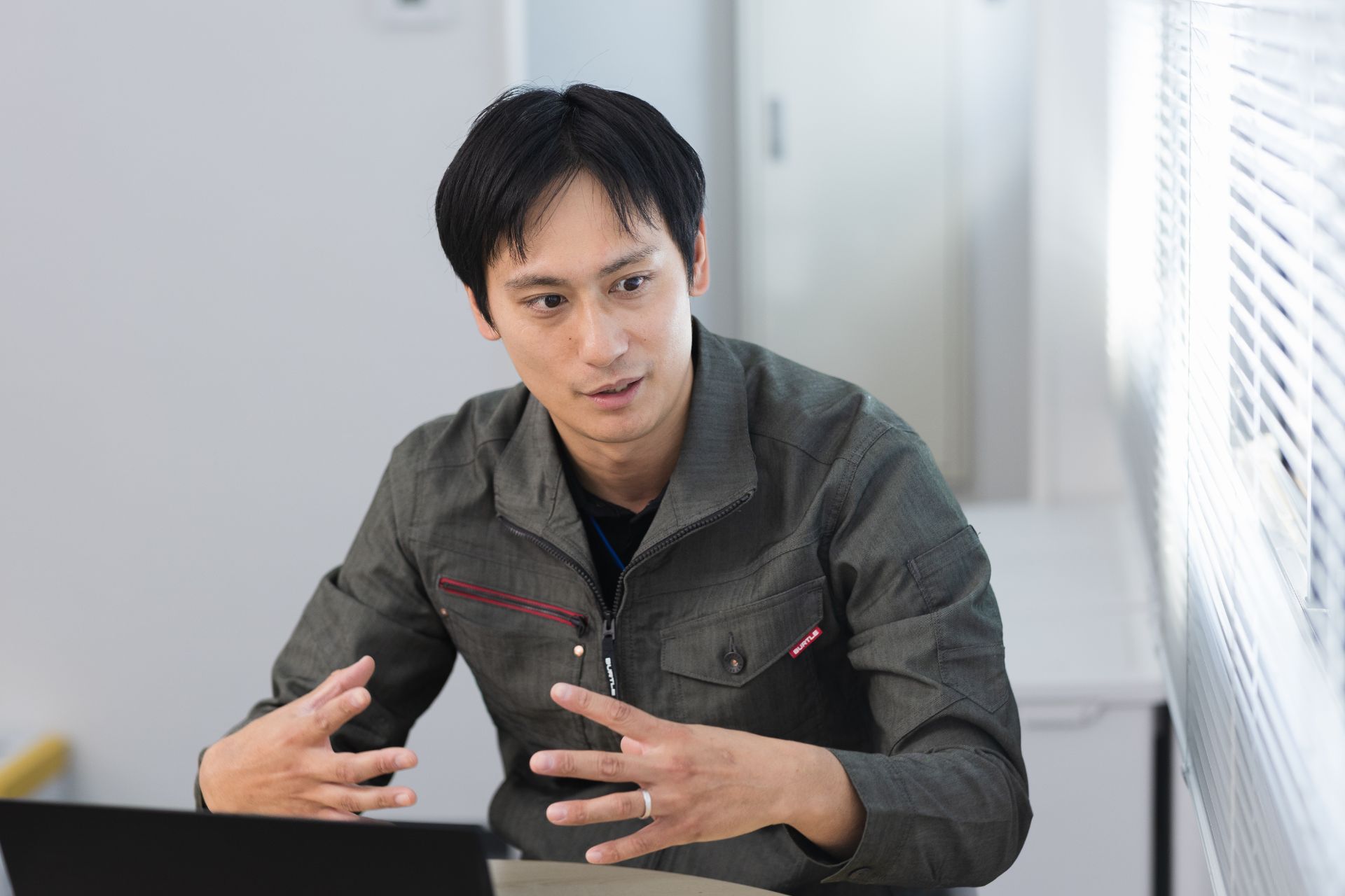 インタビューの様子(イメージ)